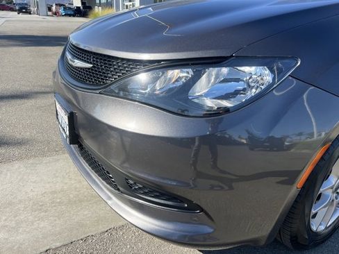 Used 2022 Chrysler Voyager LX image 10