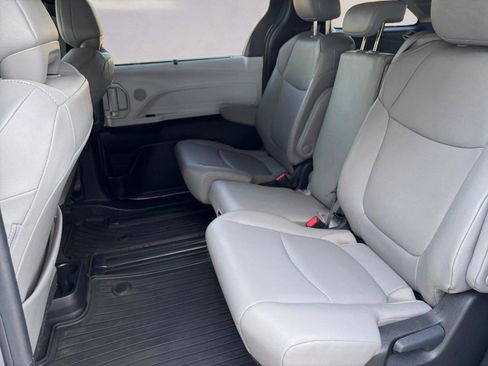 Used 2025 Toyota Sienna XLE w/ XLE Plus Package FWD image 13