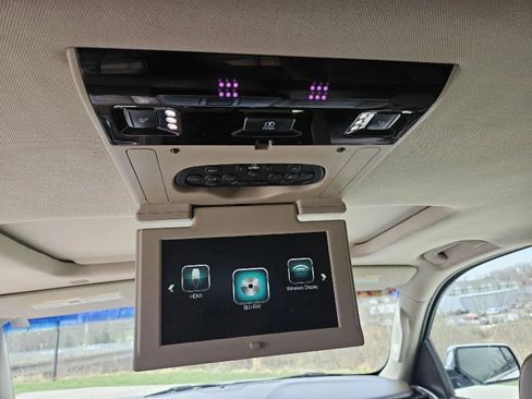 Used 2018 Chevrolet Suburban Premier AWD/4WD image 18