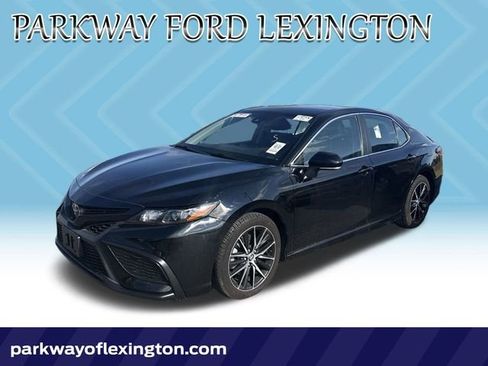 Used 2022 Toyota Camry SE image 1