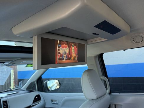 Used 2015 Toyota Sienna XLE Premium FWD image 16