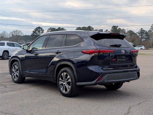 Used 2022 Toyota Highlander XLE FWD image 3