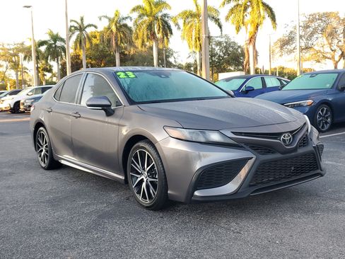 Used 2023 Toyota Camry SE image 3