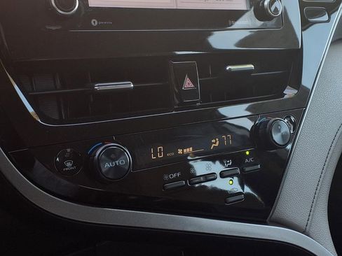 Certified 2022 Toyota Camry SE image 9