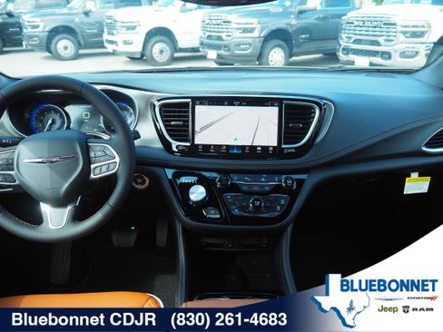 New 2026 Chrysler Pacifica Pinnacle FWD image 24