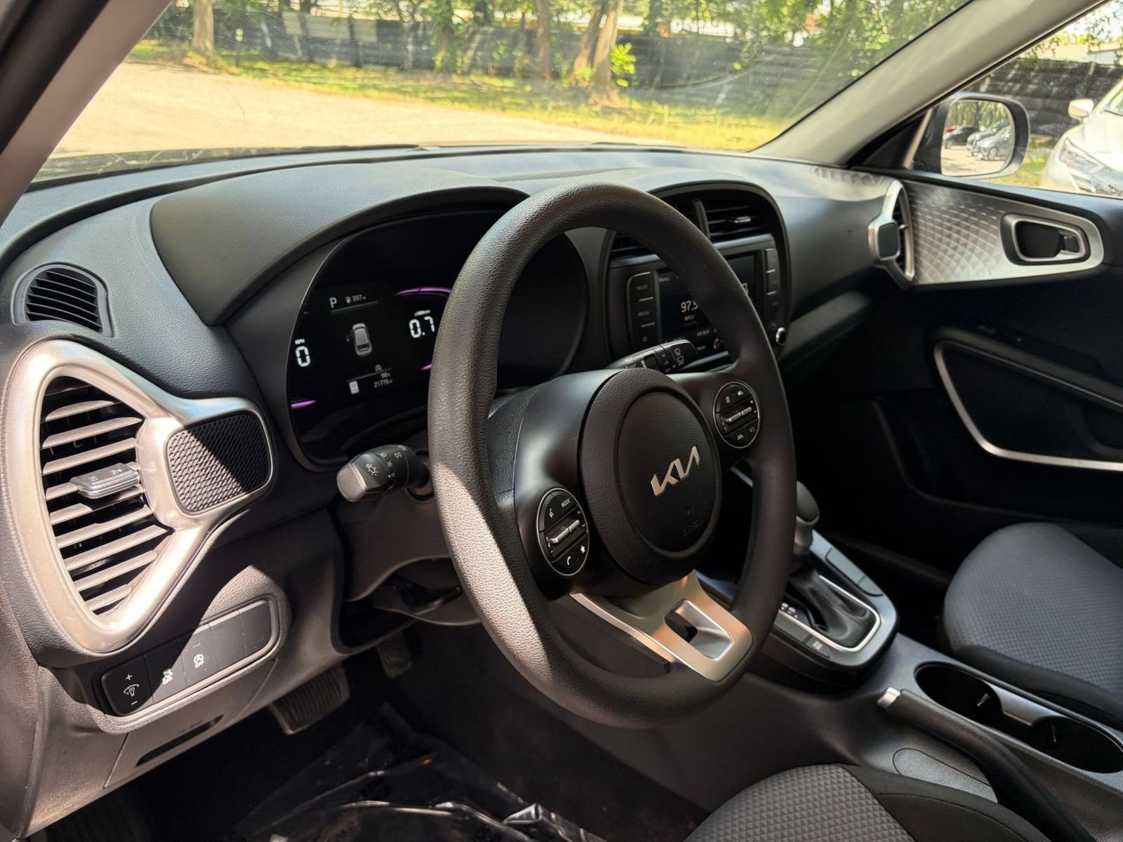 Used 2025 Kia Soul LX w/ LX Technology Package FWD image 31