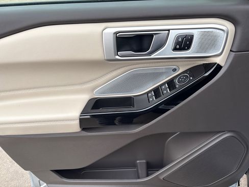 Used 2024 Ford Explorer Platinum w/ Technology Package image 14