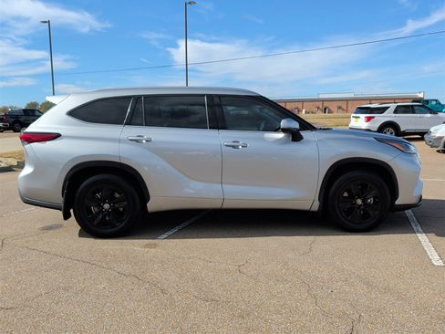 Used 2021 Toyota Highlander XLE image 9