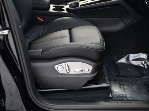 Certified 2026 Porsche Macan AWD/4WD image 23