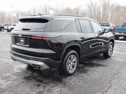 Used 2025 Chevrolet Traverse LT image 18