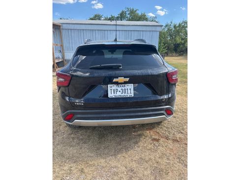 Used 2024 Chevrolet Trax LT w/ Driver Confidence Package FWD image 2