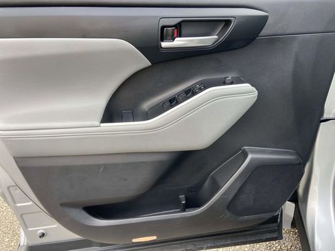 Used 2023 Toyota Highlander XLE image 11