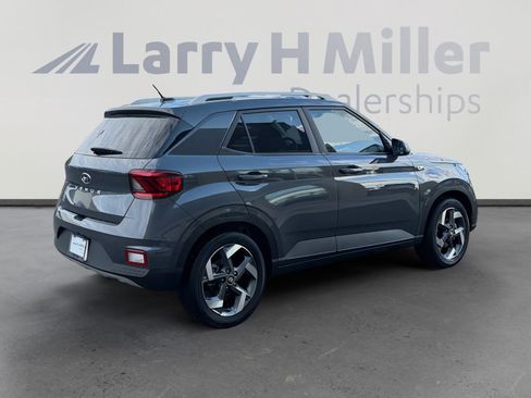 Used 2024 Hyundai Venue SEL FWD image 5