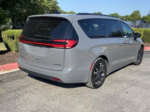 Used 2025 Chrysler Pacifica Limited FWD image 11