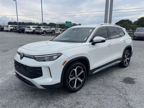 New 2025 Volkswagen Tiguan SE image 9