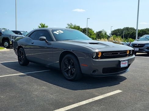 Used 2019 Dodge Challenger SXT RWD image 6