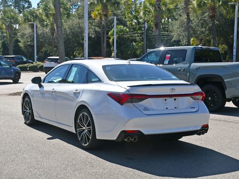 Used 2019 Toyota Avalon XSE image 3