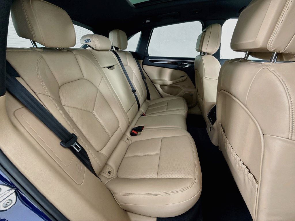 Certified 2025 Porsche Macan AWD/4WD image 29