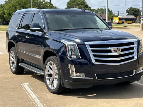 Used 2017 Cadillac Escalade Luxury RWD image 2