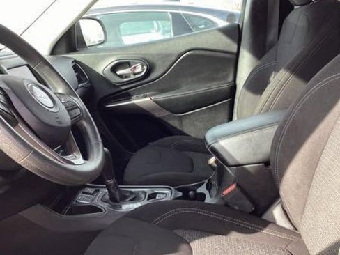 Used 2020 Jeep Cherokee Latitude image 3