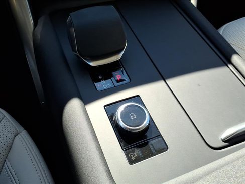 New 2026 Land Rover Discovery Limited Edition image 13