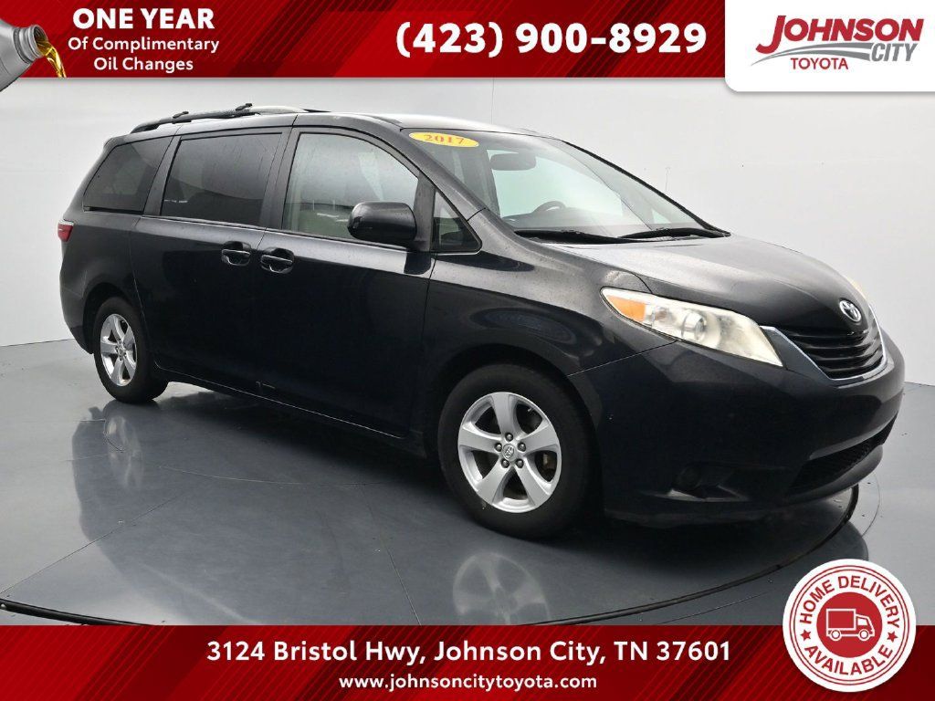 Used 2017 Toyota Sienna LE FWD image 1