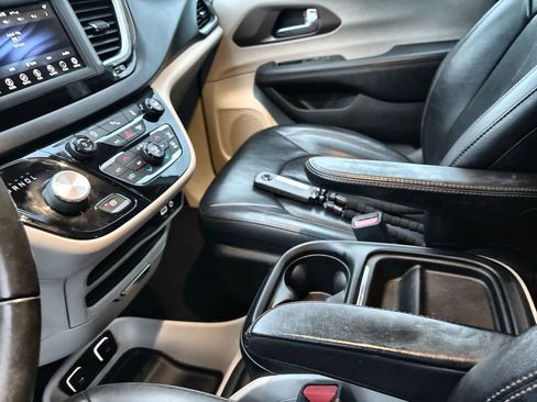 Used 2018 Chrysler Pacifica Touring-L image 21