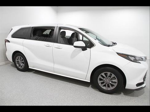 Used 2024 Toyota Sienna LE AWD/4WD image 1