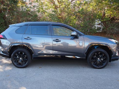 Used 2024 Toyota RAV4 SE image 8