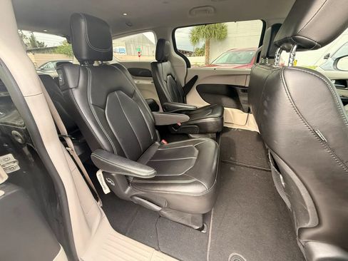 Used 2023 Chrysler Pacifica Touring-L FWD image 14