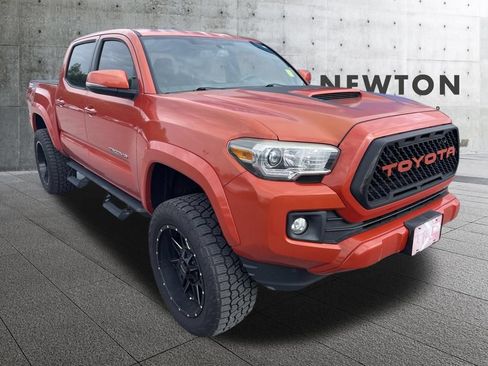 Used 2017 Toyota Tacoma TRD Sport AWD/4WD image 1