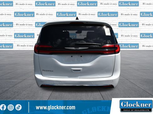 Used 2025 Chrysler Pacifica Select FWD image 7