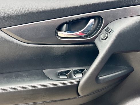 Used 2017 Nissan Rogue SV image 12