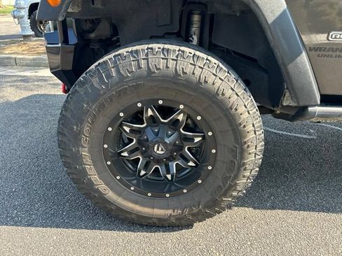 Used 2017 Jeep Wrangler Unlimited Rubicon AWD/4WD image 8