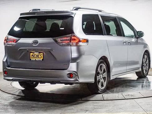 Certified 2017 Toyota Sienna SE image 5
