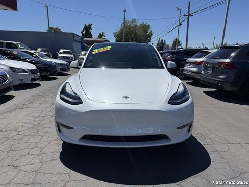 Used 2022 Tesla Model Y Long Range AWD/4WD image 2