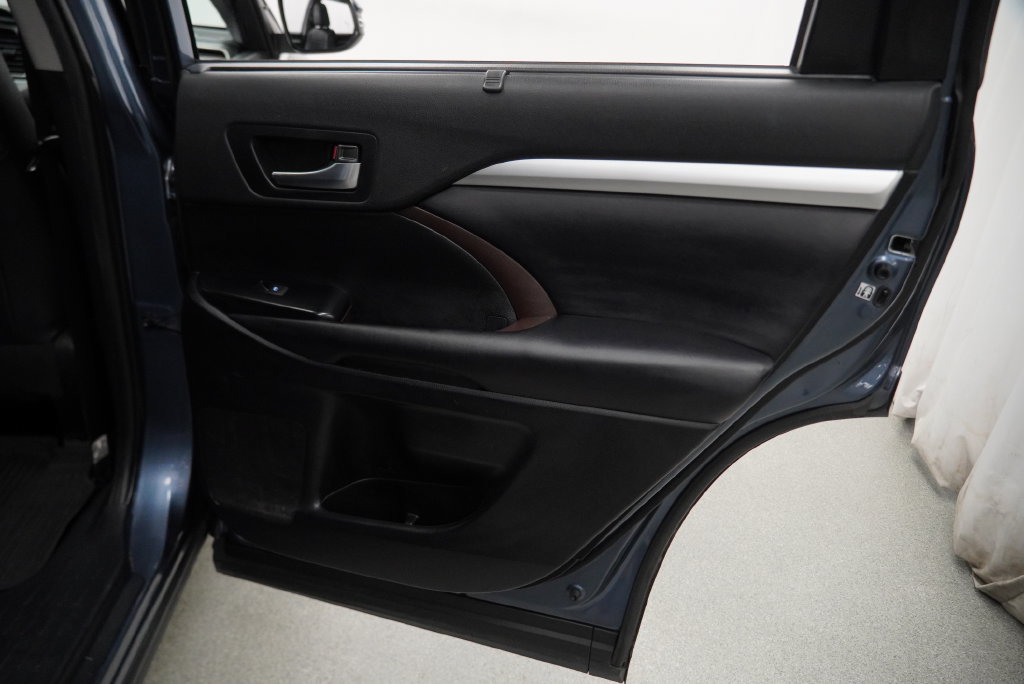 Used 2019 Toyota Highlander XLE AWD/4WD image 38