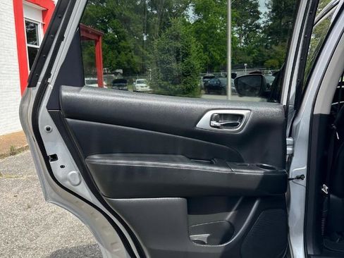 Used 2019 Nissan Pathfinder SL AWD/4WD image 15