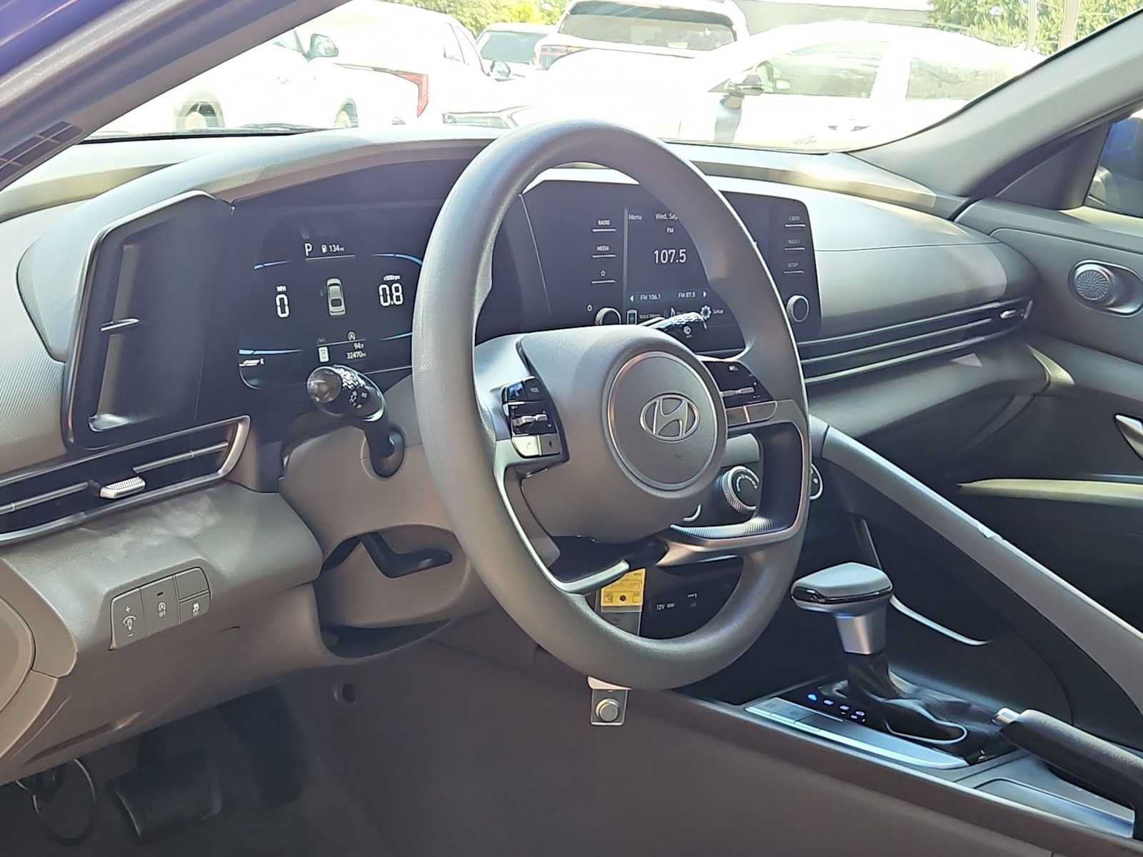 Used 2025 Hyundai Elantra SE FWD image 2