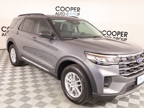Used 2025 Ford Explorer Active image 1