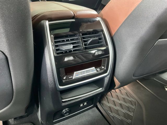 Used 2020 BMW X7 M50i w/ Dynamic Handling Package AWD/4WD image 22