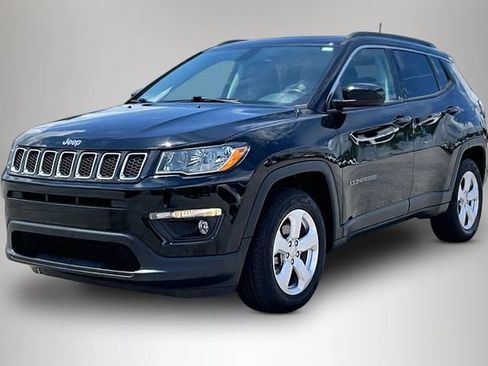 Used 2018 Jeep Compass Latitude w/ Popular Equipment Group FWD image 2