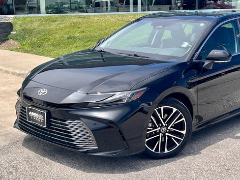 Used 2025 Toyota Camry Hybrid AWD/4WD image 2