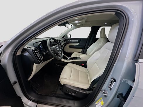 Used 2024 Volvo XC40 B5 Plus image 13