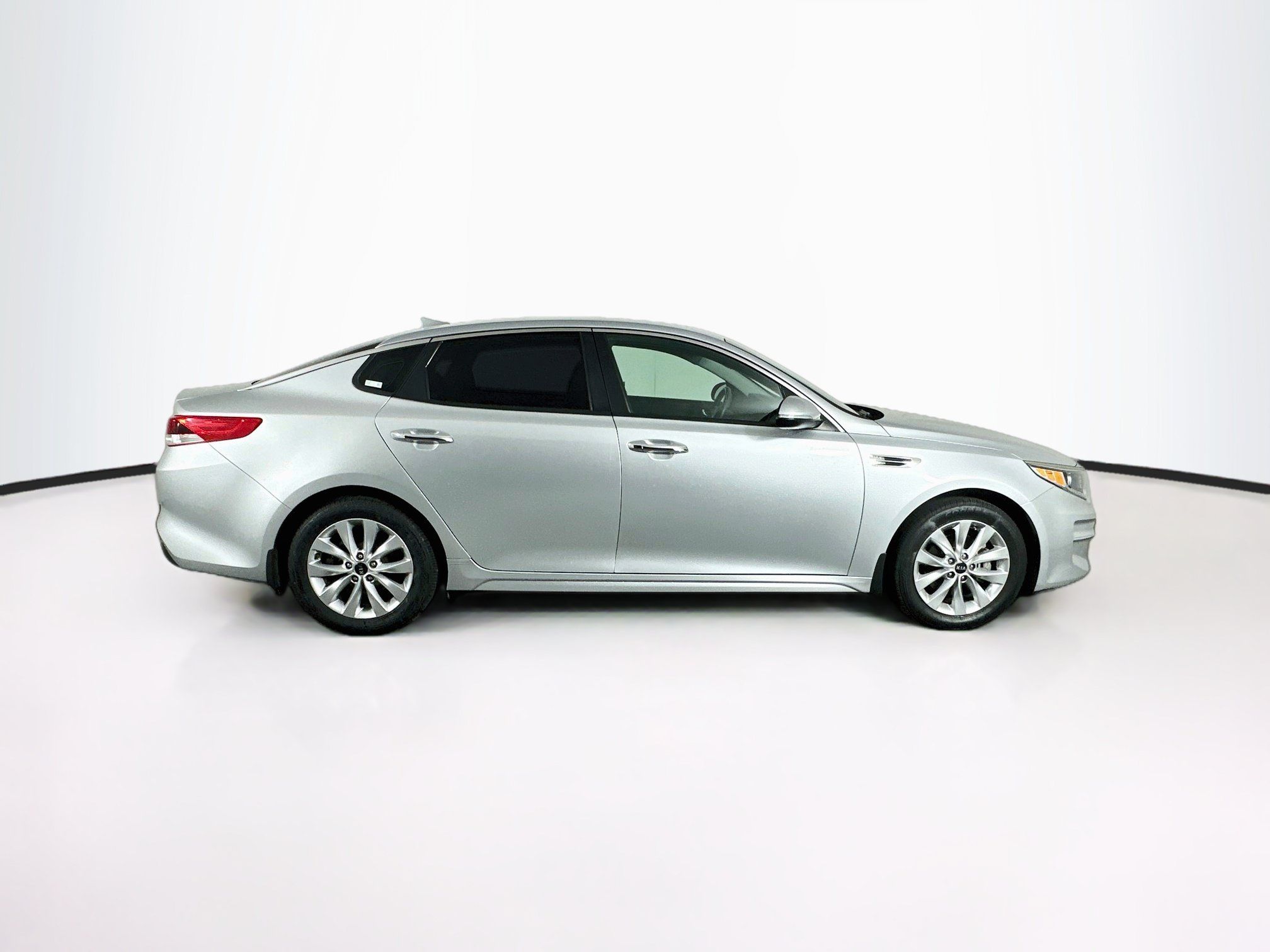 Used 2018 Kia Optima LX w/ 17" Alloy Wheels Package FWD image 10