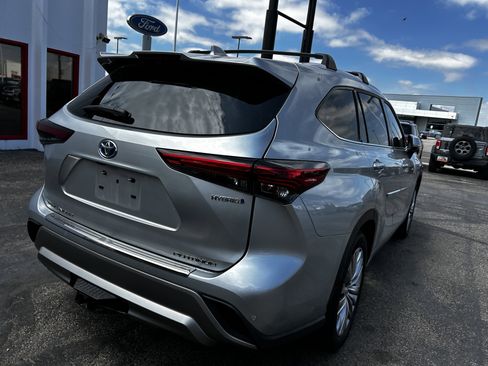 Used 2023 Toyota Highlander Platinum FWD image 5
