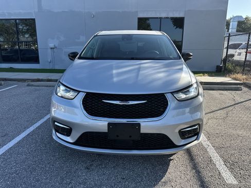 Used 2024 Chrysler Pacifica Touring-L FWD image 12
