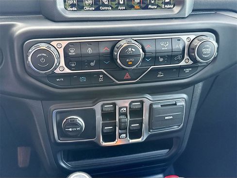 Used 2022 Jeep Wrangler Unlimited Sahara w/ Cold Weather Group image 17