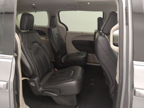 Used 2020 Chrysler Pacifica Touring-L image 19