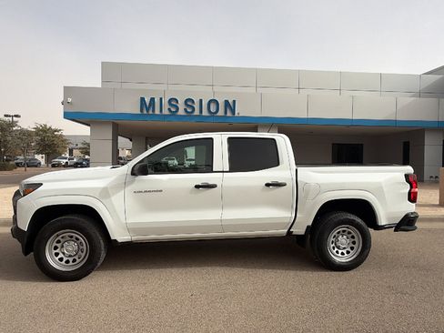 Used 2024 Chevrolet Colorado W/T image 2
